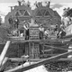 Trabajadores comenzando la monumental obra. Wikimedia Commons